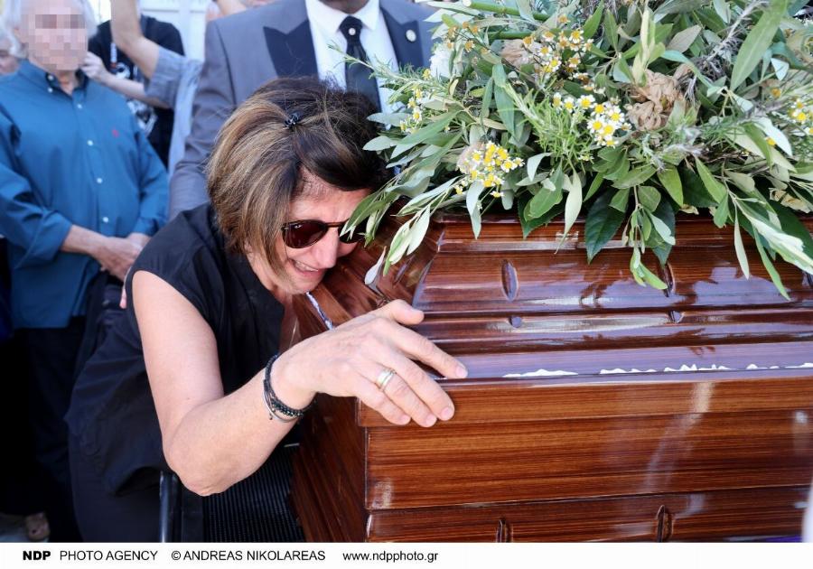 Νίκος Καλογερόπουλος: Τραγικές φιγούρες η σύζυγος και ο γιος του στο τελευταίο «αντίο» – Το τραγούδι που του αφιέρωσαν