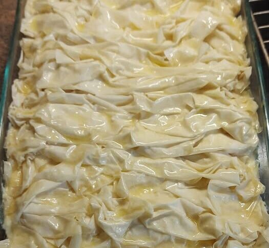 Η πιο αφράτη μπουγάτσα με βελούδινη κρέμα – Τραγανό φύλλο που κάνει «κρακ» σε κάθε μπουκιά!