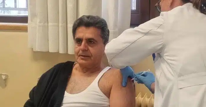 Xαμoς με άντρα στην Καστοριά που έκανε την 7η δόση του EμBoλiou για τον Kopωvoϊo