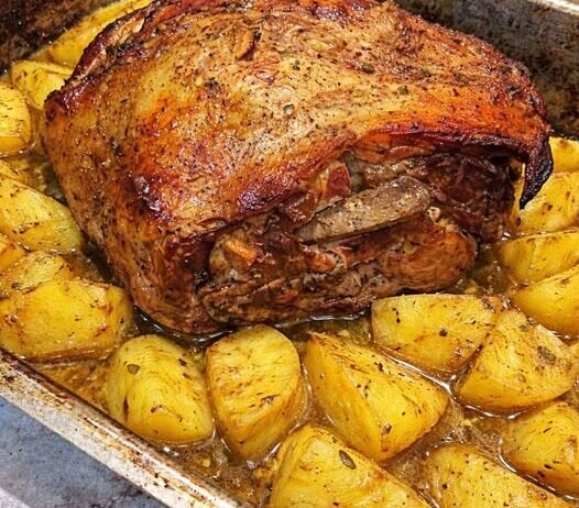 Το πιο ζουμερό χοιρινό στη γάστρα με μπύρα – Οι πατάτες λιώνουν και τραβάνε όλη τη σάλτσα!