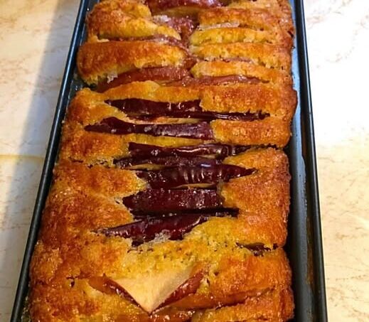 Αν έχετε δύο μήλα στο σπίτι και θέλετε ένα εύκολο γλυκό, αυτή η μηλόπιτα είναι η ιδανική επιλογή. Γίνεται γρήγορα, χωρίς μίξερ και με υλικά που υπάρχουν σχεδόν πάντα στην κουζίνα.