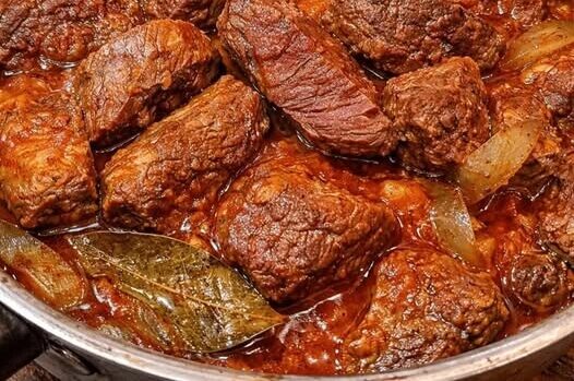 Μοσχάρι κοκκινιστό: Η παραδοσιακή συνταγή για ζουμερό και μαλακό αποτέλεσμα