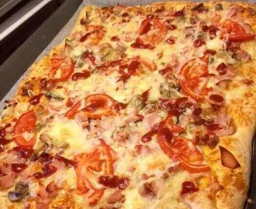 Έφτιαξα πίτσα στο σπίτι και το ζυμάρι βγήκε πιο αφράτο από πιτσαρία – Το μυστικό!