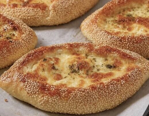 Τουρκικά πιδέ με τυρί και σουσάμι: Η εύκολη συνταγή για αφράτα σπιτικά πιτάκια
