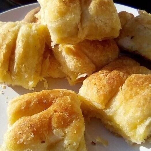 Η πιο αφράτη και τραγανή τυρόπιτα με σπιτικό φύλλο – Εξαφανίζεται πριν καν κρυώσει!