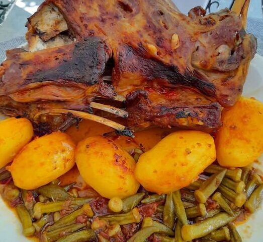 Κατσίκι στον φούρνο με μπάμιες – Ακόμα και όσοι δεν τις τρώνε θα ζητήσουν δεύτερο πιάτο!