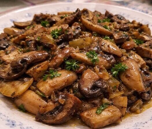 Μανιτάρια με σκόρδο και λευκό κρασί – Εύκολος και πεντανόστιμος μεζές