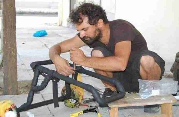 Ο Έλληνας υδραυλικός που βοηθάει τα ανάπηρα σκυλάκια να ξαναπερπατήσουν