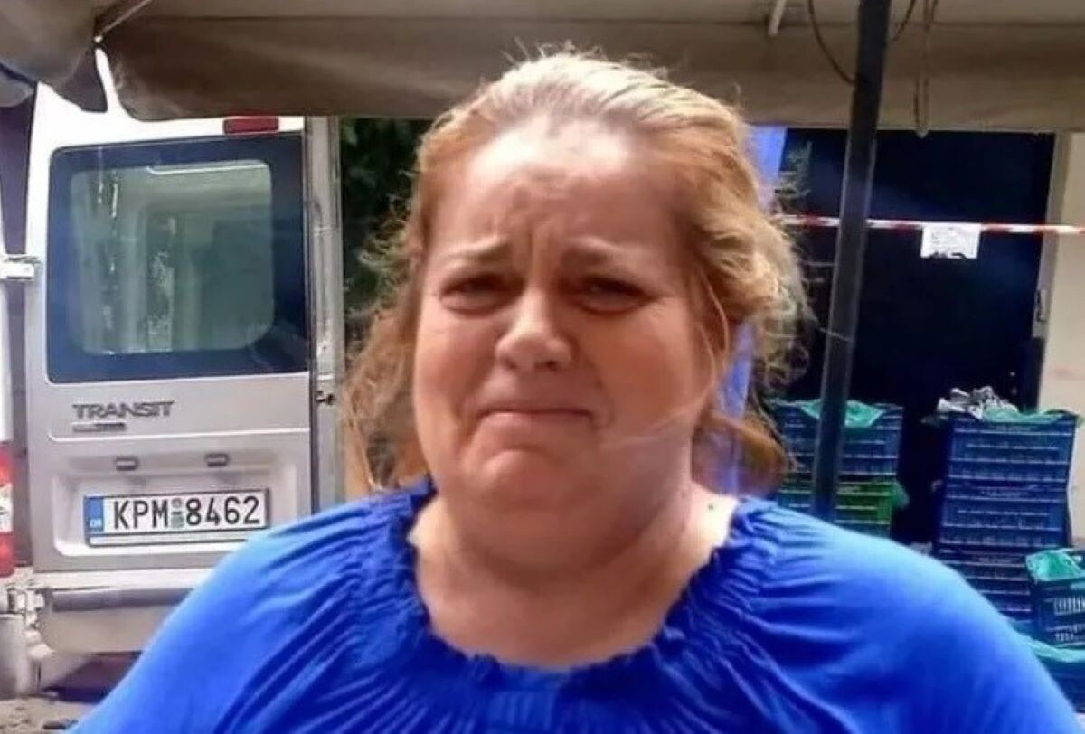 Η κυρία Κωνσταντίνα, παραγωγός στην Λαϊκή, χαρίζει από τον πάγκο της τρόφιμα σε αυτούς που έχουν ανάγκη