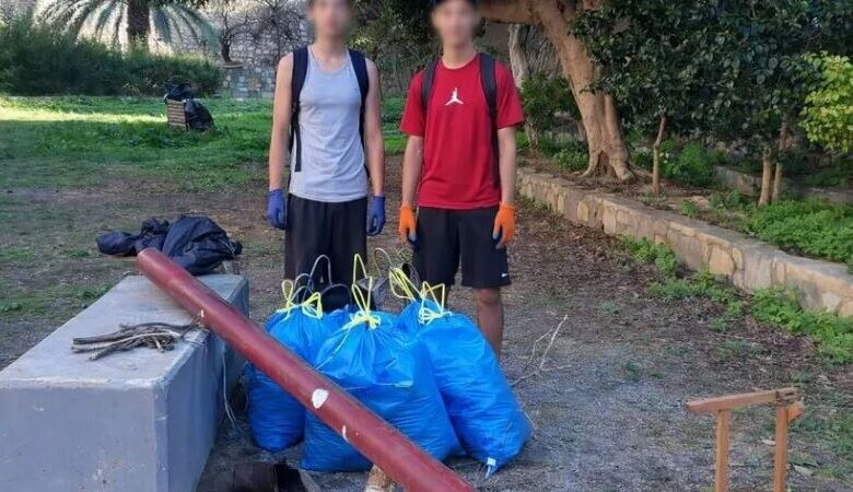 Δύο μαθητές, χωρίς να τους το ζητήσει κανείς, καθάρισαν μόνοι τους το πάρκο όπου πηγαίνουν και αθλούνται