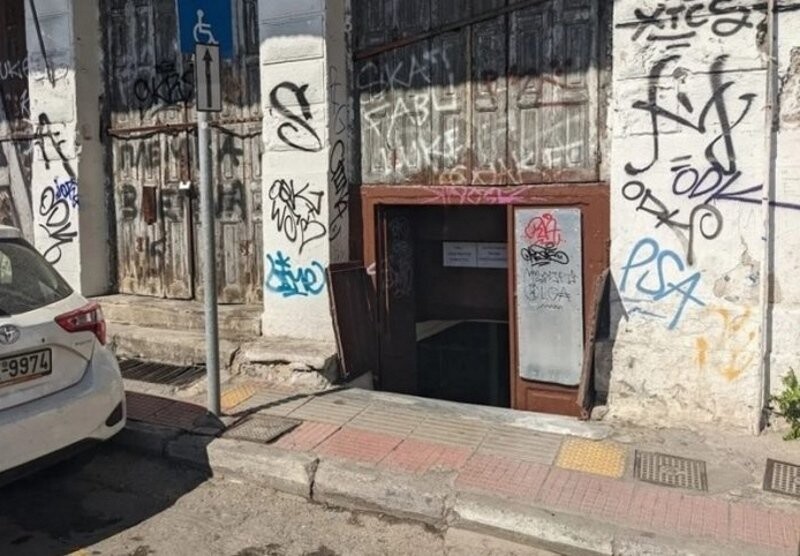 Ταμπέλα δεν έχει.. Το υπόγειο κουτούκι σε εγκαταλελειμμένο σπίτι της Αθήνας που αποθεώνει ο πλανήτης