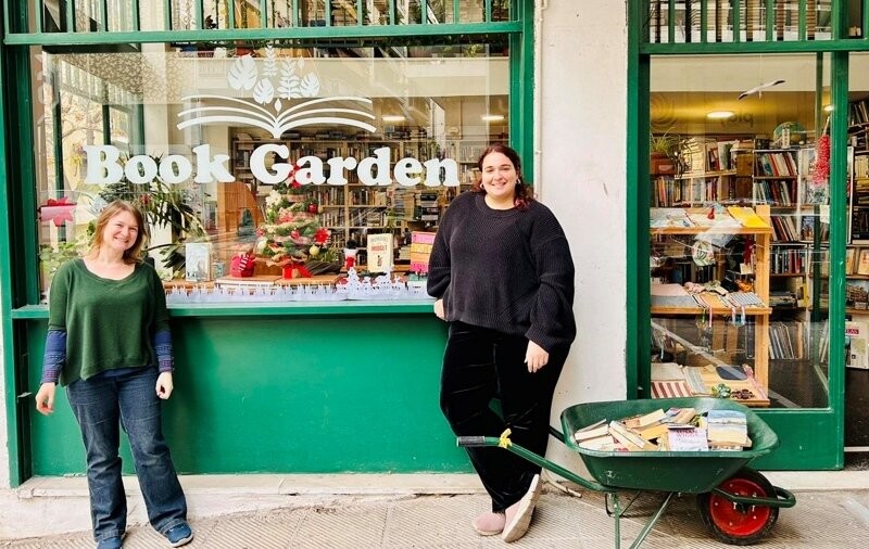 Book Garden: Το φιλανθρωπικό βιβλιοπωλείο της Αθήνας που μοιράζει τα έσοδα σε κακοποιημένες γυναίκες