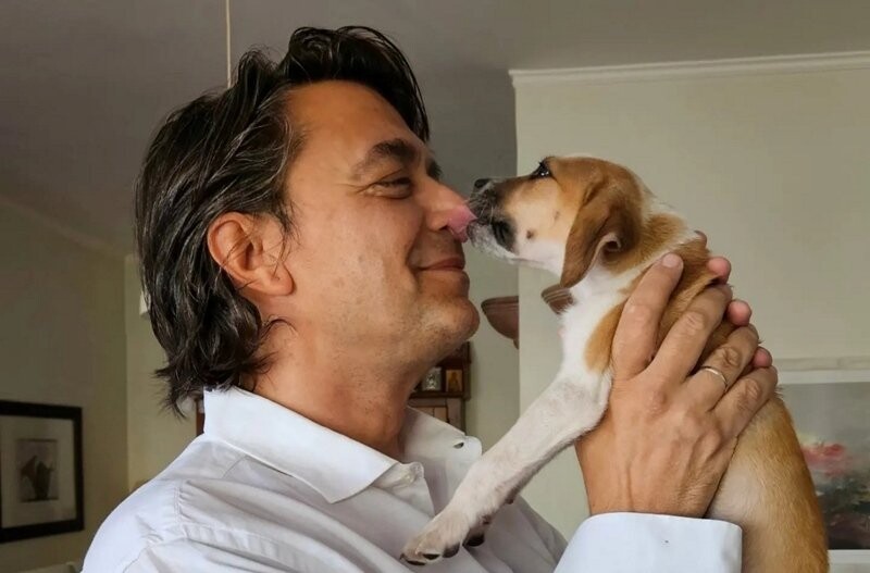 Ο Γιάννης Κότσιρας υιοθέτησε ένα αδέσποτο κουταβάκι από φιλοζωικό σωματείο