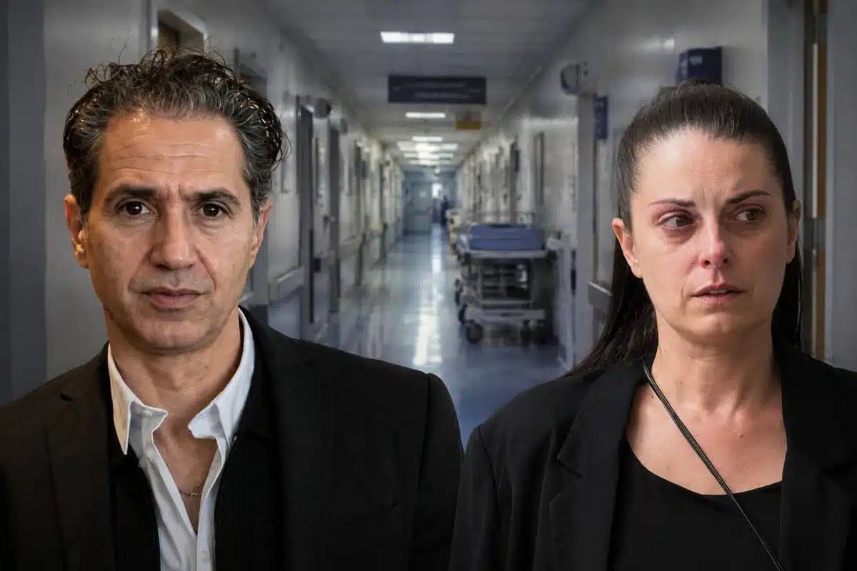 Δημήτρης Κόκοτας: Ποια είναι η επιθυμία της χήρας για την κηδεία-Έσβησε στην αγκαλιά της 25 Αυγούστου 2026 13:18 Ελλάδα  gnews image        Δημήτρης Κόκοτας: Η τελευταία επιθυμία της χήρας του για την κηδεία – Το «αντίο» στον άνθρωπο της ζωής της Ο θάνατος του Δημήτρη Κόκοτα βύθισε στο πένθος την οικογένεια, τους φίλους και τους ανθρώπους που τον αγάπησαν. Για την Κατερίνα Πετράκη, τη γυναίκα που στάθηκε στο πλευρό του σε όλη τη διάρκεια της μεγάλης περιπέτειας της υγείας του, οι ώρες αυτές είναι ιδιαίτερα δύσκολες.1 335Ο Δημήτρης Κόκοτας έφυγε από τη ζωή την Τρίτη 25 Αυγούστου, σε ηλικία 57 ετών, έπειτα από μακρά νοσηλεία στο νοσοκομείο «Γ. Γεννηματάς». Η περιπέτεια της υγείας του είχε ξεκινήσει στις 28 Μαρτίου 2024, όταν υπέστη οξύ έμφραγμα του μυοκαρδίου και καρδιακή ανακοπή κατά τη διάρκεια προβών για το «J2US». Από εκείνη τη στιγμή άρχισε μια πολύμηνη και εξαιρετικά δύσκολη μάχη.  Η επιθυμία της Κατερίνας για το τελευταίο «αντίο» Μέσα στο βαρύ πένθος, η Κατερίνα Πετράκη φέρεται να έχει μία βασική επιθυμία για την κηδεία του συζύγου της: το τελευταίο «αντίο» να γίνει με διακριτικότητα, μακριά από τα φώτα της δημοσιότητας και σε πολύ στενό οικογενειακό κύκλο.  Επιθυμία της είναι να προστατευθούν αυτές οι βαθιά προσωπικές στιγμές από κάμερες, επίμονα τηλεφωνήματα και δημοσιογραφική πίεση, ώστε η οικογένεια να μπορέσει να αποχαιρετήσει τον Δημήτρη Κόκοτα με ηρεμία και σεβασμό.  Στο πλευρό της βρίσκονται οι πιο δικοί τους άνθρωποι, με πρώτη την κόρη που απέκτησαν μαζί, αλλά και την αδελφή του τραγουδιστή, Έλλη Κόκοτα. Η Κατερίνα και η Έλλη ήταν από τα πρόσωπα που παρέμειναν σταθερά κοντά του καθ’ όλη τη διάρκεια της νοσηλείας του.  Μια οικογένεια ενωμένη στο πιο δύσκολο αντίο, με μοναδική ανάγκη λίγη ησυχία και ιδιωτικότητα.  2 122  Περισσότερα από δύο χρόνια αγωνίας και ελπίδας Για την Κατερίνα Πετράκη, το τέλος αυτής της διαδρομής έρχεται ύστερα από περισσότερο από δύο χρόνια αγωνίας. Όλο αυτό το διάστημα βρισκόταν δίπλα στον σύζυγό της, περιμένοντας μια θετική εξέλιξη και κρατώντας ζωντανή την ελπίδα ότι κάποια ημέρα θα κατάφερνε να επιστρέψει στο σπίτι τους.  Η μεγάλη της προσδοκία ήταν να τον δει ξανά κοντά στην ίδια και στην κόρη τους, αφήνοντας πίσω τους το νοσοκομείο και τη δύσκολη περιπέτεια που είχε ανατρέψει τη ζωή της οικογένειας.  Δυστυχώς, η επιστροφή αυτή δεν έγινε ποτέ πραγματικότητα.  2 123  Το τελευταίο «αντίο» στον άνθρωπο της ζωής της Πίσω από τον γνωστό τραγουδιστή και τον γιο του σπουδαίου Σταμάτη Κόκοτα υπήρχε για την Κατερίνα ο δικός της Δημήτρης: ο σύζυγός της και ο πατέρας του παιδιού τους.  Γι’ αυτό και η επιθυμία της για την κηδεία είναι τόσο λιτή και ανθρώπινη. Να υπάρξει σιωπή, διακριτικότητα και ο απαραίτητος χώρος ώστε οι τελευταίες στιγμές του αποχαιρετισμού να ανήκουν αποκλειστικά στους ανθρώπους που ήταν πραγματικά κοντά του.  Ο Δημήτρης Κόκοτας έδωσε για περισσότερο από δύο χρόνια τη δυσκολότερη μάχη της ζωής του. Δίπλα του, μέχρι το τέλος, βρισκόταν η οικογένειά του, κρατώντας ζωντανή την ελπίδα.  Τώρα καλείται να τον αποχαιρετήσει όπως επιθυμεί: μακριά από τον θόρυβο της δημοσιότητας και ανάμεσα στους ανθρώπους που τον αγάπησαν περισσότερο.