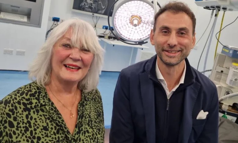 Αναστάσιος Γιαμουριάδης: Ο Έλληνας νευροχειρουργός που αφαιρεί όγκους εγκεφάλου μέσα από τα… φρύδια