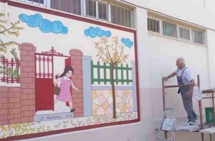 Ένας υπέροχος παππούς ομορφαίνει εθελοντικά σχολεία της Πάτρας με τις ζωγραφιές του