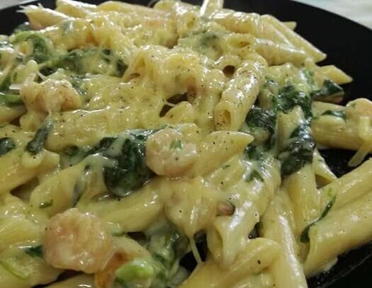 Πέννες με γαρίδες και σπανάκι κρεμώδεις – Η εύκολη συνταγή που εντυπωσιάζει