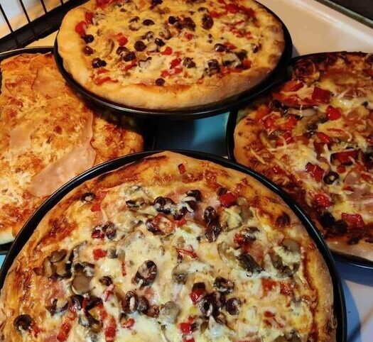 Η πιο αφράτη σπιτική πίτσα χωρίς ζύμωμα – Το κόλπο με τα «διπλώματα» που κάνει θαύματα!