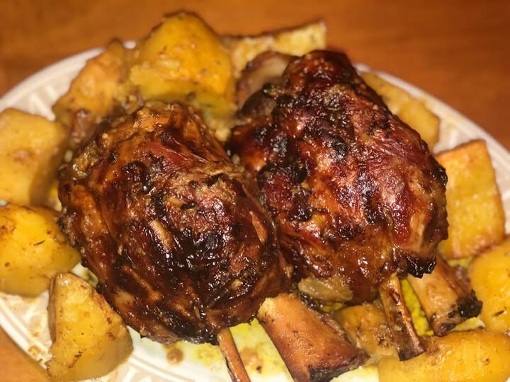 Κότσι στον φούρνο με τραγανή πέτσα και πατατούλες – Λιώνει στο στόμα και μοσχοβολά πορτοκάλι και μέλι