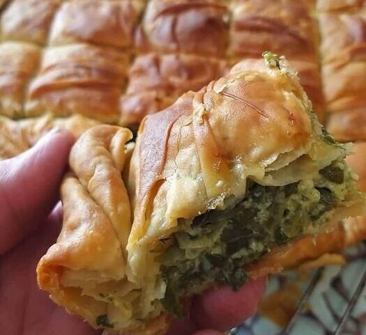 Η πιο μυρωδάτη σπανακόπιτα με σπιτικό φύλλο – Το μυστικό με τον τραχανά που την κάνει ακαταμάχητη!