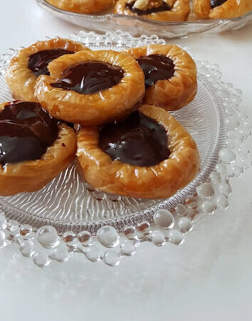 Φωλίτσες κρούστας με σοκολάτα – Εύκολο σιροπιαστό γλυκό