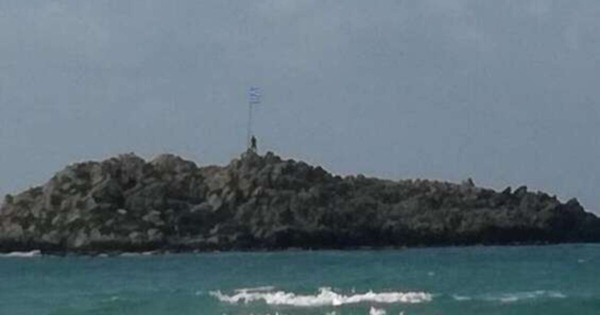 Λεβέντης Κρητικός κολυμπά μέχρι την απέναντι βραχονησίδα για να βάλει την ελληνική σημαία: «Στη μνήμη όσων αγωνίστηκαν»