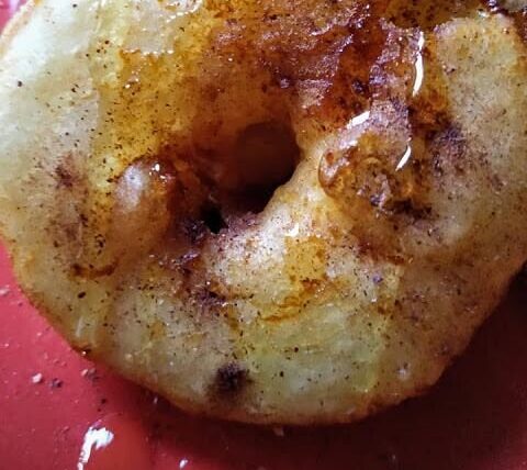 Νηστίσιμες τηγανίτες μήλου με μέλι και κανέλα – Εύκολη και αρωματική συνταγή