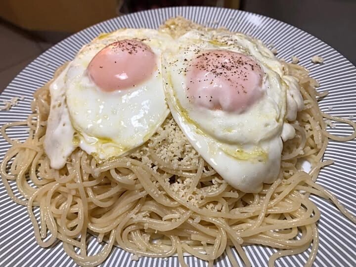 Η αυθεντική τσουχτή μακαρονάδα της Μάνης – Με αυγό που λιώνει από πάνω