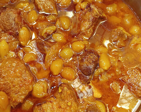 Μοσχάρι στιφάδο με κρεμμυδάκια – Ζουμερή παραδοσιακή συνταγή