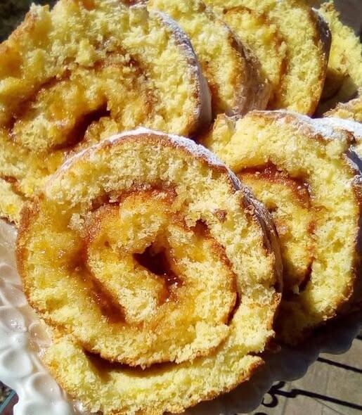 Ρολό παντεσπάνι με μαρμελάδα σε 10 λεπτά – Η εύκολη συνταγή που πετυχαίνει πάντα