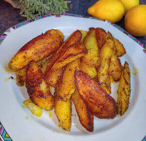 Οι πιο τραγανές λεμονάτες πατάτες φούρνου – Το κόλπο που τις κάνει σαν τηγανητές!