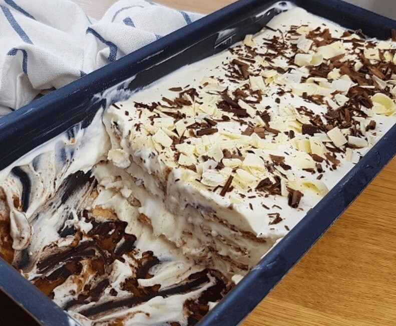 Γλυκό με μπισκότα και κρέμα σε 5 λεπτά – Εύκολη συνταγή