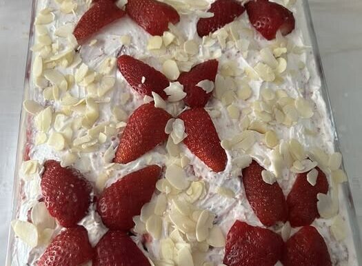 Το πιο εύκολο γλυκό ταψιού με φράουλες – Χωρίς ψήσιμο και γίνεται ανάρπαστο!