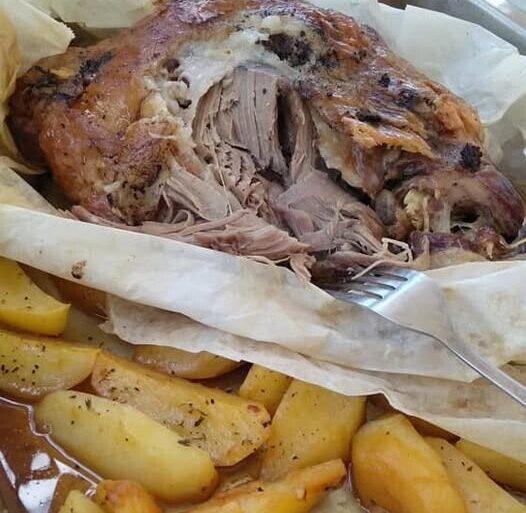 Το πατρινό αρνάκι γκιούλμπασι που λιώνει στο στόμα – Με τραγανή πέτσα και πατάτες λουκούμι!