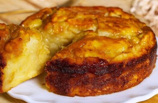 Αυτό είναι το τέλειο κέικ για παιδιά (αλλά και για ενήλικες) που μου έχει δώσει διατροφολόγος: πολλά μήλα και πολύ λίγη ζύμη, ελαφριά, πλούσια σε φυτικές ίνες και βιταμίνες, μόνο 160 kcal ανά φέτα.