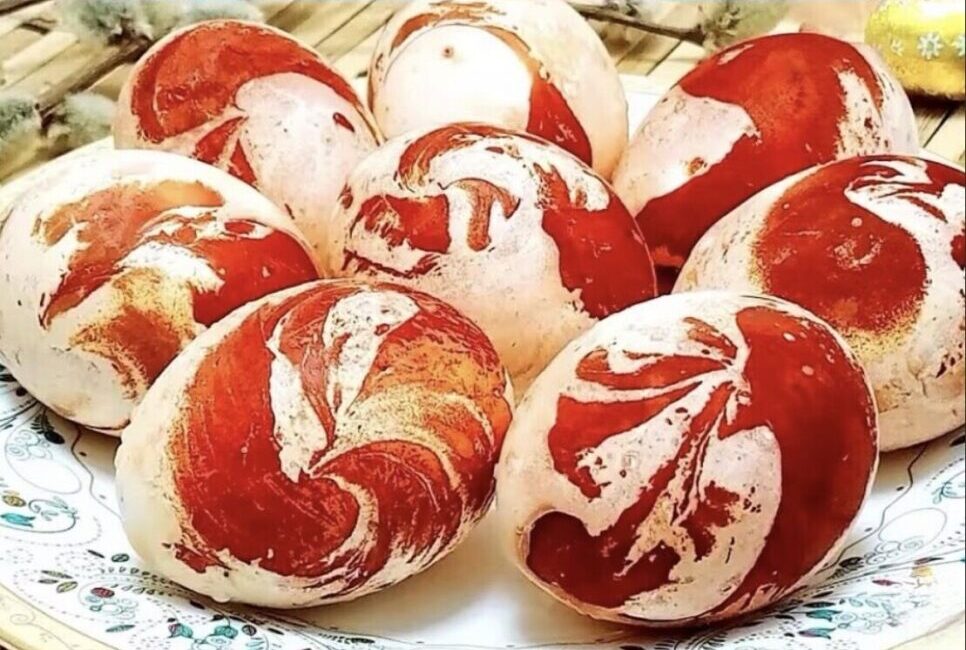 Χωρίς βαφές και χημικά: Το κόλπο για τα πιο εντυπωσιακά πασχαλινά αυγά!