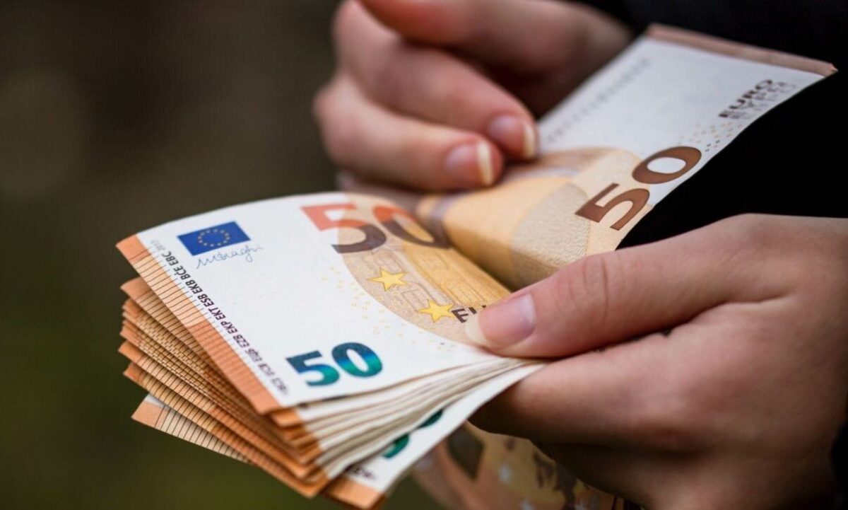 Έκτακτη οδηγία στους πολίτες: «Κρατήστε μετρητά στα σπίτια σας»