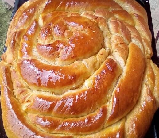 Η πιο αφράτη πατατόπιτα με τραγανό φύλλο – Μόλις τη βγάλεις από τον φούρνο θα εξαφανιστεί!