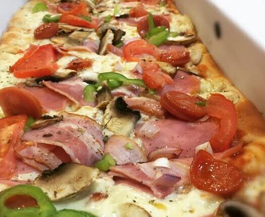 Η πιο αφράτη σπιτική πίτσα στο ταψί – Με ζύμη που λιώνει και υλικά που μοσχοβολούν