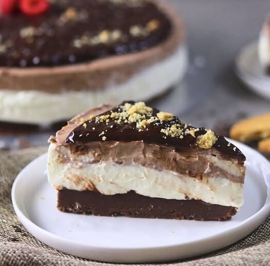 Το δίχρωμο cheesecake που τρελαίνει το internet – Με τραγανή βάση και πραλίνα!