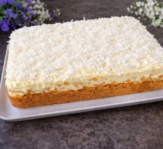 Αφράτο γλυκό καρύδας με κρέμα: Εύκολη συνταγή τύπου τούρτας