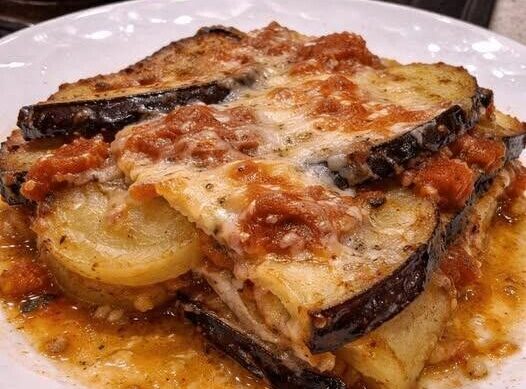 Πατάτες με μελιτζάνες στον φούρνο: εύκολο και οικονομικό φαγητό