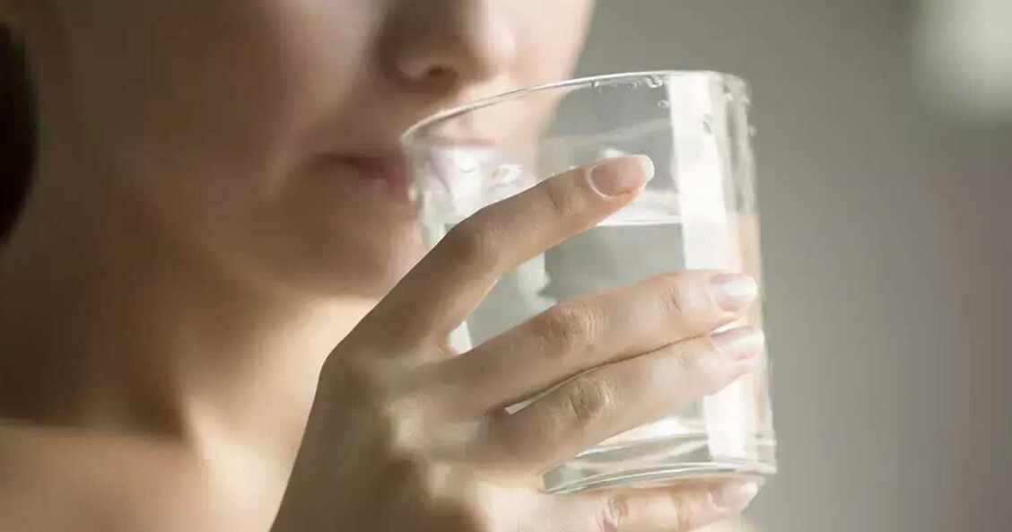 Τα 6 σnμάδια καμπανάκıα που δείχνουν ότι δεν πiνετε όσο νερό πρέπει