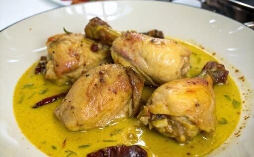 Κοτόπουλο κατσαρόλας με σάλτσα – εύκολη συνταγή σαν της μαμάς