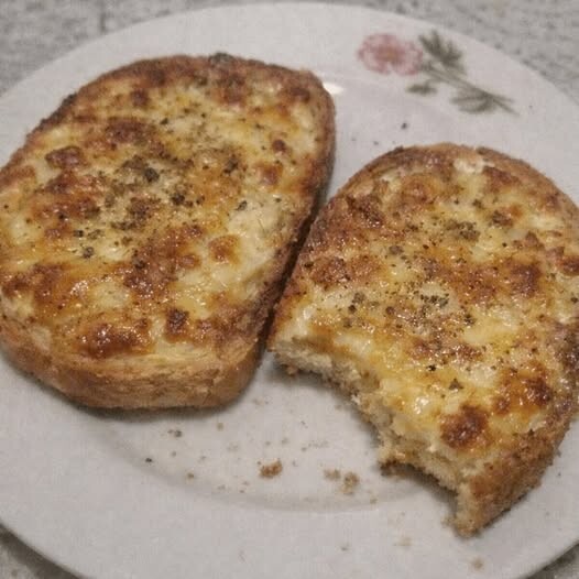 Αν έχεις ψωμί, ένα αυγό και λίγο τυρί, μπορείς να φτιάξεις το πιο νόστιμο σνακ σε λίγα λεπτά