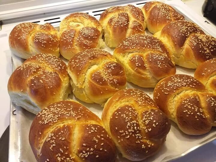 Αφράτα τσουρεκάκια με ίνες και άρωμα – Η εύκολη συνταγή που πετυχαίνει πάντα