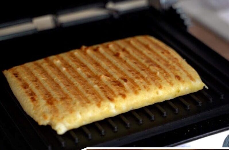 Τυρόπιτα χωρίς φύλλο με μόλις 3 υλικά (και βγαίνει τέλεια!)