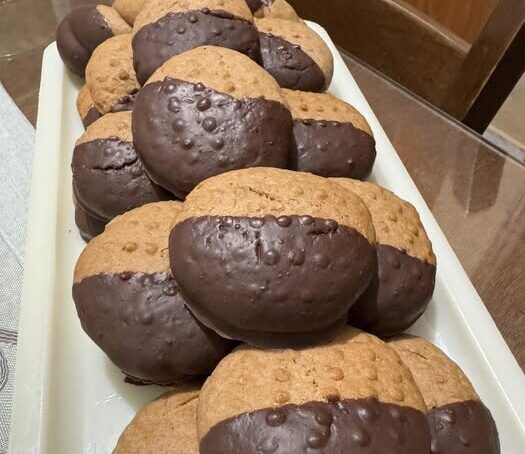 Δεν μένει ούτε ένα στο κουτί! Τα νηστίσιμα μπισκότα μπανάνα-σοκολάτα που λιώνουν στο στόμα