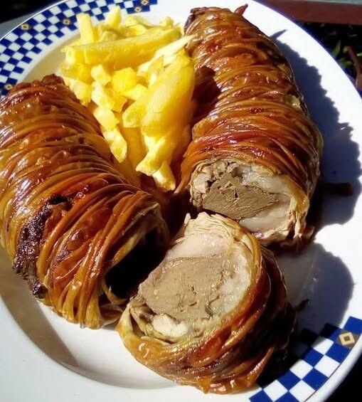 Κοκορέτσι στη γάστρα: Η εύκολη εκδοχή που γίνεται ζουμερή και τραγανή χωρίς σούβλα