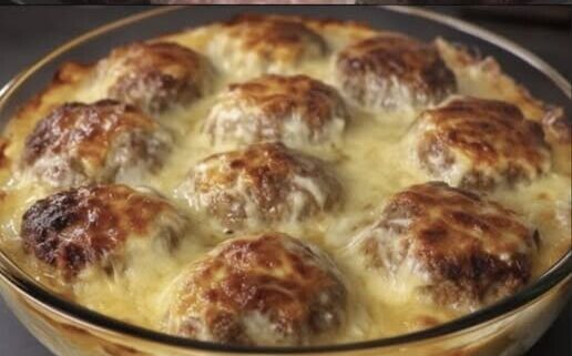 Ζουμερά κεφτεδάκια με κρεμώδη σάλτσα και πουρέ εύκολη συνταγή για οικογενειακό τραπέζι με πλούσια γεύση